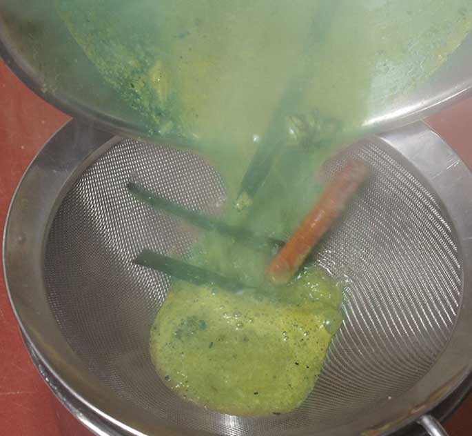 Apfelessenz durch ein Sieb