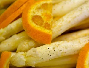 Fertiger Spargel mit Orangen
