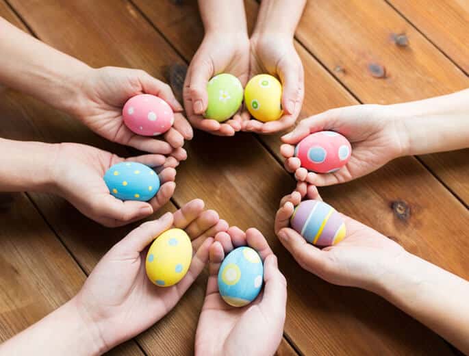 Hände mit Ostereiern