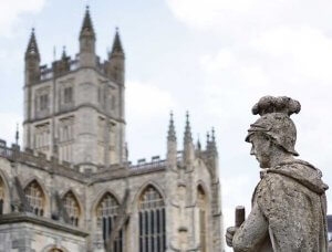 Bath Kirche mit Statue