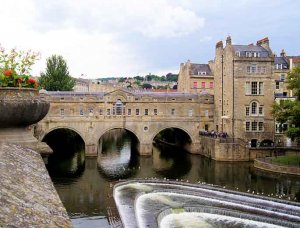 Bath Pulteney Brücke am Wasser