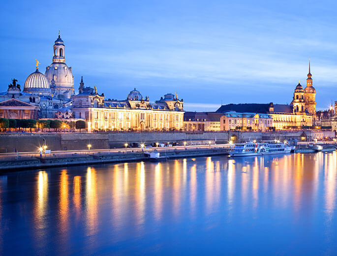 Dresden bei Nacht an der Elbe