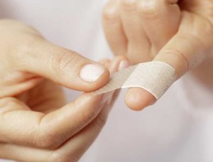 Gesundheitsmythen Finger mit Pflaster