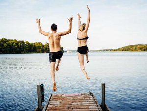 Gesundheitsmythen Paar springt in einen See