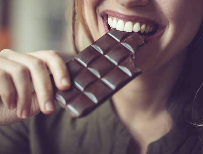 Gesundheitsmythen Frau mit Schokolade