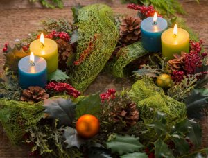 Adventskranz mit natürlichen Materialien