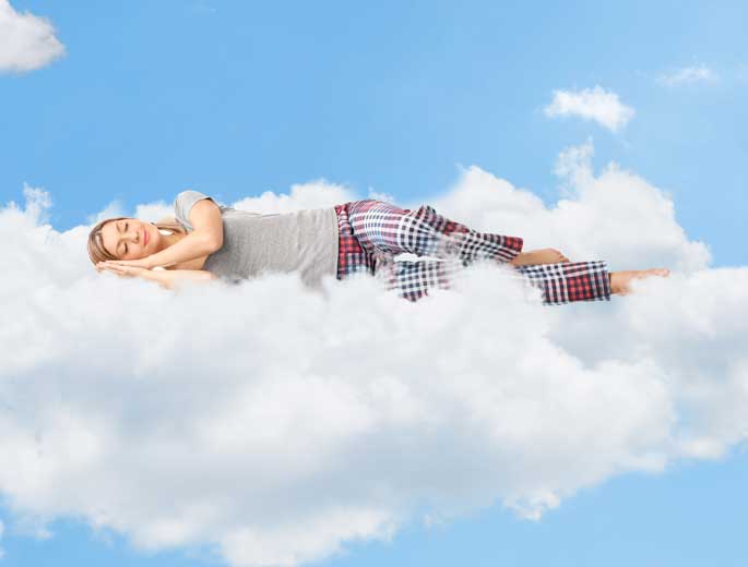 Schlafposition Frau schläft auf einer Wolke
