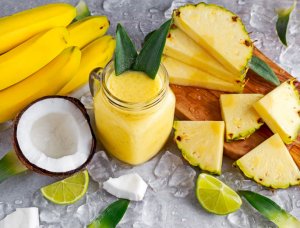Ananas und Bananen als Shake