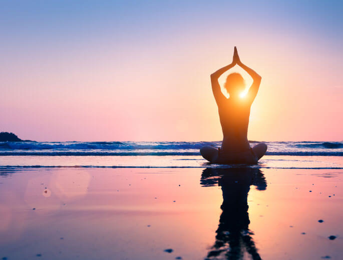 Meditation Frau am Strand