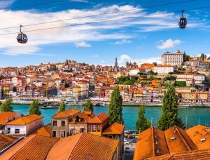 Porto Stadtbild mit Seilbahn