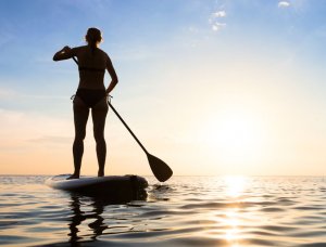 Frau bein Stand Up Paddling