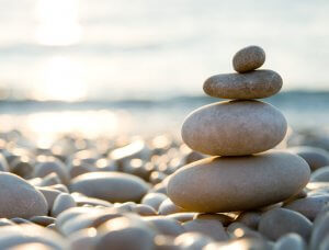 Meditation Balancierende Steine am Strand