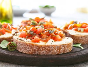 Bruschetta mit Tomaten und Käse