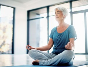 Meditation Meditierende Frau in hellem Zimmer