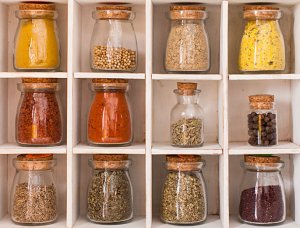 Lebensmittel in Glasbehältern aufbewahren, um Müll zu vermeiden