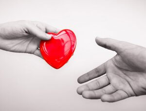 Rotes Herz in Händen