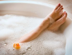 Heilfasten Frauenbeine Badewanne Schaum