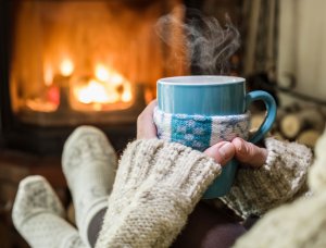 Heilfasten Ruhe und Entspannung Frau Teetasse