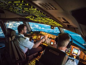 Cockpit im Flugzeug, zwei Piloten