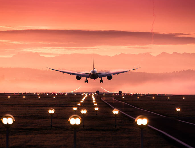 Flugzeug landet bei Sonnenuntergang