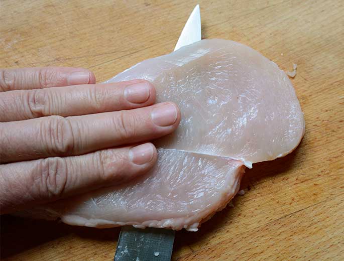 Hähnchenbrust in dünne Scheiben schneiden