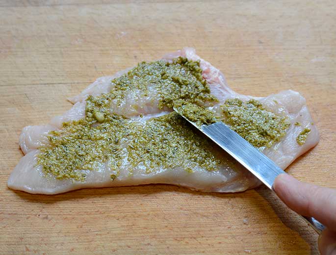 Hähnchenbrust mit Pesto einstreichen