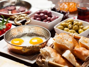 Frühstück Türkei Fladenbrot, Eier, Oliven