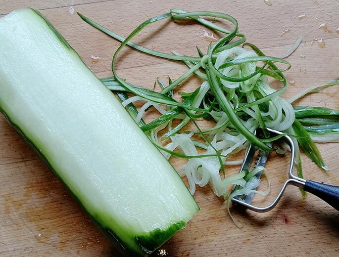 Gurke mit Julienne-Schneider