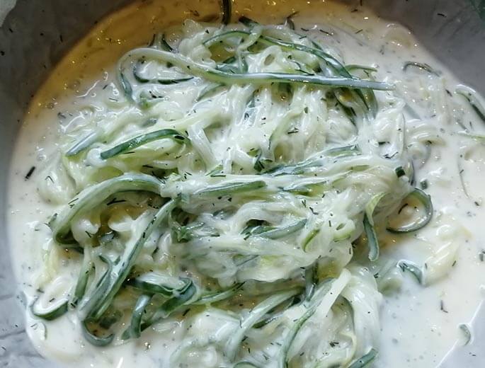 Fertigen Gurkensalat ziehen lassen